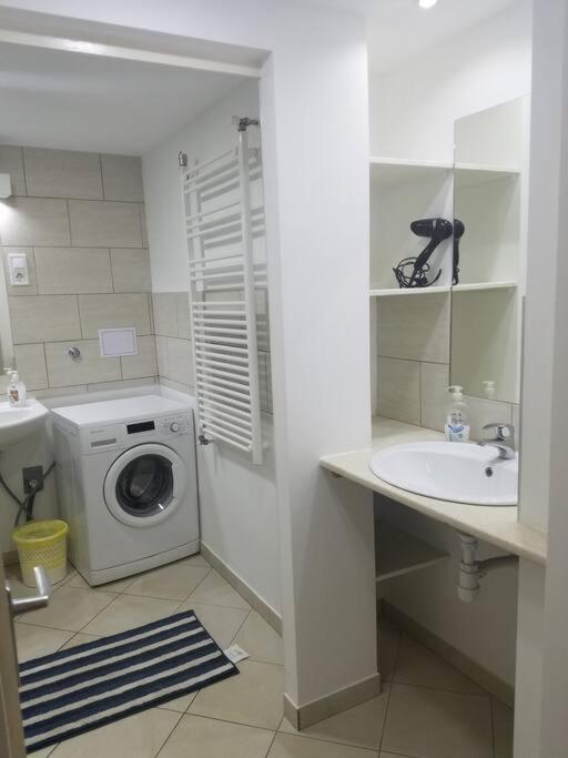 Big Cozy - Skyfall Apartment 3 Bdrm 6 Beds 1&Half Baths Boedapest Buitenkant foto